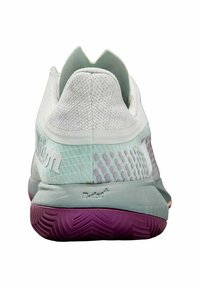 Scarpa sportiva bianca in mesh con dettagli verde menta e lavanda, dotata di una suola testurizzata e di un design con tallone a taglio per supporto e traspirabilità.