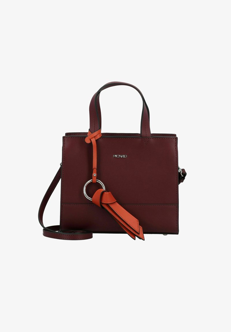 Bordeaux synthetische handtas met dubbele handgreep, afneembare oranje schouderband, zilveren ringdetail en contrasterende stiksels. Compact rechthoekige vorm.