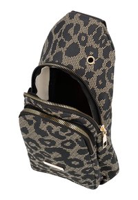Leopardprint taske i sort og beige, med to lynlåslommer og hardware i guldtoner. Tekstureret ydre med en struktureret form.