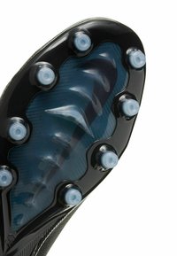 Sole di scarpino da calcio nera con tacchetti trasparenti, dettagli blu, superficie testurizzata e forma aerodinamica progettata per trazione e prestazioni.