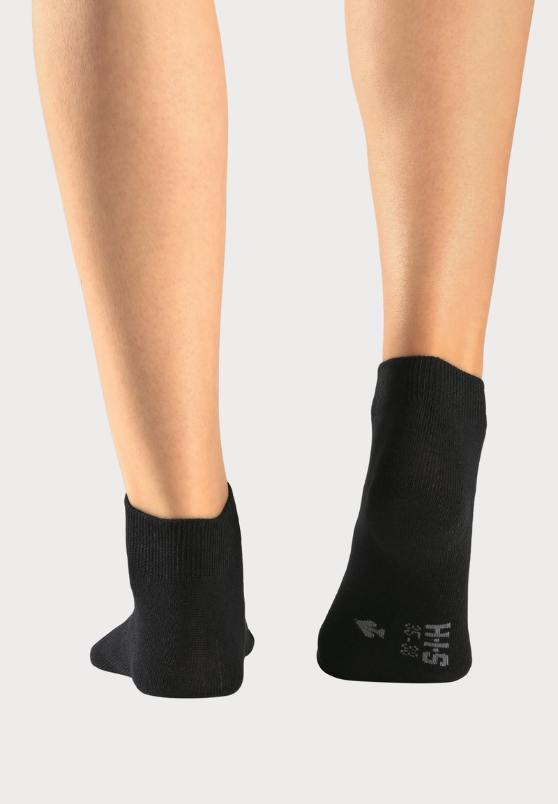 Schwarze Baumwollknöchelsocken mit gerippten Bündchen, glatter Textur und verstärktem Fersenbereich. Größenangabe auf der Unterseite aufgedruckt.
