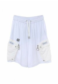 Pantalones cortos deportivos blancos con cintura ajustable mediante cordón, bolsillos laterales y cierres a presión. Presenta un parche con logotipo y detalles en metal plateado.