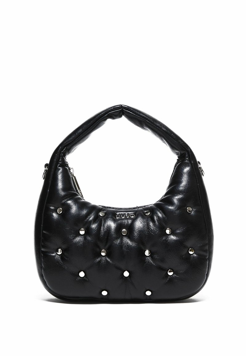 Sac à main noir matelassé avec poignée arrondie, décoré de petits clous argentés espacés uniformément sur sa surface avant.