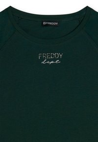 Camiseta de algodón de color verde oscuro con cuello redondo que presenta letras de strass plateados "FREDDY dept" en el pecho, textura lisa y mangas raglán.