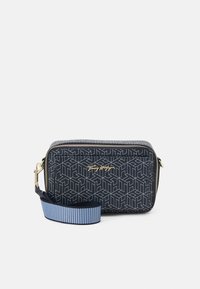 Navy-gepatrooneerde schoudertas met geometrisch ontwerp, gouden hardware, stoffen textuur en een blauw gestreepte verstelbare band.