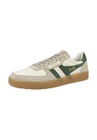 Sneakers con un mix di suede beige e pelle bianca, caratterizzati da strisce verdi e una suola in gomma. Accenti in rete testurizzata sui lati.