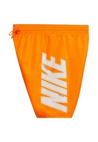 Pantaloni corti arancioni con vita elasticizzata e cordoncino. Presenta un grande logo bianco "NIKE" con dettagli di cucitura. Tessuto leggero e liscio.