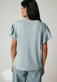 Next SPARKLE STUD RUFFLE SLEEVE- REGULAR FIT - T-shirt med print - teal blue