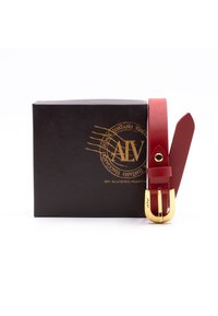 Roter Ledergürtel mit einer goldfarbenen Schnalle, präsentiert neben einer schwarzen Box mit goldgeprägtem Logo und Schriftzug.