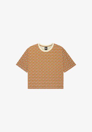 Camiseta corta con cuello redondo color crema y mangas cortas. Presenta un patrón abstracto repetitivo en naranja, azul y blanco sobre fondo marrón.