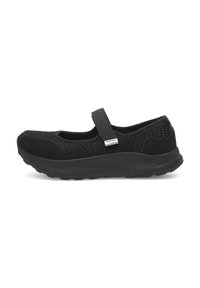Zapato estilo Mary Jane negro con parte superior de malla y acentos de ante. Presenta una suela de goma gruesa y una correa a través del empeine para mayor soporte.