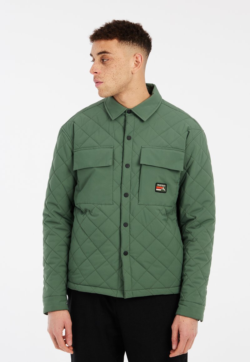 Groene gewatteerde jas met twee voorzakken, knoopsluiting en een logo-opdruk. Glad materiaal met een gestructureerde pasvorm.