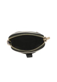 Pochette zippée en cuir noir avec des finitions dorées. L'intérieur présente une doublure en tissu lisse et foncé. Forme compacte avec un profil mince.