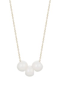 Collana in oro con tre perle bianche, tonde e lucide, distanziate uniformemente al centro. Le perle hanno una superficie liscia e una forma uniforme.
