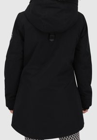 Černá voděodolná parka s kapucí, nastavitelným krčním popruhem a střední délkou. Hladká textura, minimalistický design a žádné viditelné vzory.