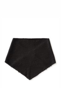 Černý nákrčník z texturované tkaniny s trojúhelníkovým tvarem a měkkým povrchem. Okraje jsou mírně roztřepené, což vytváří ležérní vzhled.