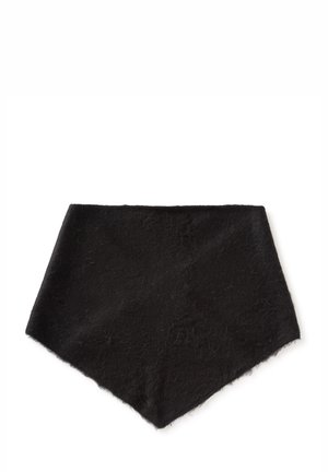 Černý nákrčník z texturované tkaniny s trojúhelníkovým tvarem a měkkým povrchem. Okraje jsou mírně roztřepené, což vytváří ležérní vzhled.