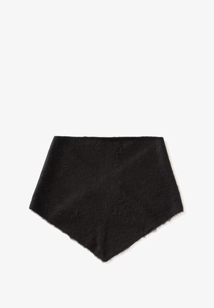 Černý nákrčník z texturované tkaniny s trojúhelníkovým tvarem a měkkým povrchem. Okraje jsou mírně roztřepené, což vytváří ležérní vzhled.