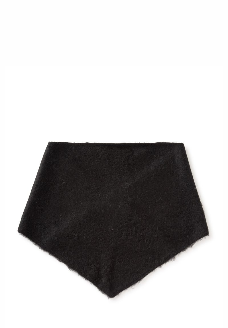 Černý nákrčník z texturované tkaniny s trojúhelníkovým tvarem a měkkým povrchem. Okraje jsou mírně roztřepené, což vytváří ležérní vzhled.