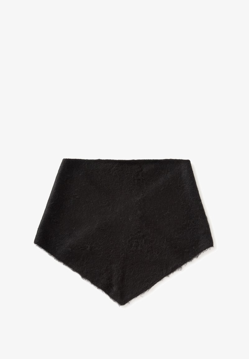 Černý nákrčník z texturované tkaniny s trojúhelníkovým tvarem a měkkým povrchem. Okraje jsou mírně roztřepené, což vytváří ležérní vzhled.