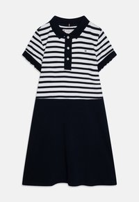 Polo šaty s námořnickými a bílými vodorovnými pruhy, krátkým rukávem, knoflíkovou légou a pevným námořnickým dnem. Měkký bavlněný materiál, ležérní design.