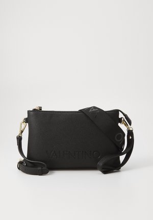 Černá kožená crossbody kabelka Valentino s plastickým logem, zlatými doplňky a nastavitelným širokým látkovým popruhem.