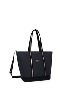 Zwarte totebag met een gestructureerde vorm, gemaakt van stof, met twee lange handvatten en een afneembare schouderband. Voorzien van metalen accenten en een voorkantvak.