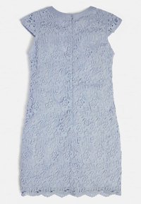 Krajková šaty v světle modré barvě s krátkými rukávy, květinovými vzory a zvlněným lemem. Obsahuje zadní zapínání a strukturovanou krajkovou látku.