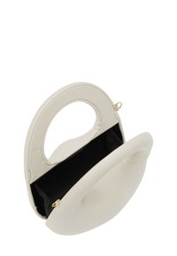 Creme læderhåndtaske med en rund form, en håndtag og en sort inderside. Har en satin finish og guld hardware accenter.