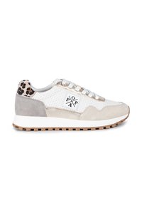 Zapatilla deportiva con parte superior de malla blanca, detalles en gamuza beige y acentos dorados. Detalle de estampado de leopardo en el talón y suela de goma texturizada.