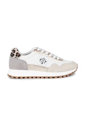 Zapatilla deportiva con parte superior de malla blanca, detalles en gamuza beige y acentos dorados. Detalle de estampado de leopardo en el talón y suela de goma texturizada.