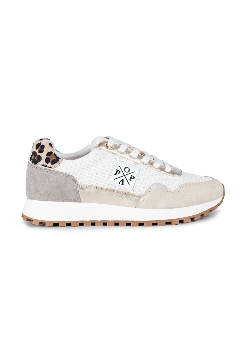 Zapatilla deportiva con parte superior de malla blanca, detalles en gamuza beige y acentos dorados. Detalle de estampado de leopardo en el talón y suela de goma texturizada.