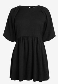 Robe noire texturée avec des manches courtes à tombant, une taille froncée et une ouverture en clé à l'arrière. Fabriquée en tissu léger et respirant.