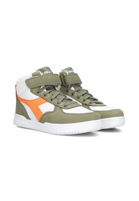 Sneaker alte con tomaia in suede verde, accenti in pelle bianca, dettagli arancioni e una fascia in velcro. Suola testurizzata per una migliore trazione.