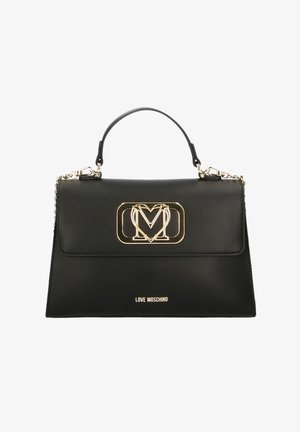 Sort vegansk læderhåndtaske med struktureret form, guldfarvet logo, top håndtag og aftagelig kæderem. Har en klaplukning.