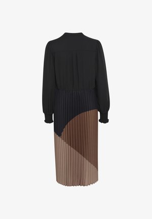 Hosszú fekete ruha, sötét tengeri kék és barna árnyalatokkal, redőzött szoknyával, lekerekített aljjal és texturált puffos ujjakkal.