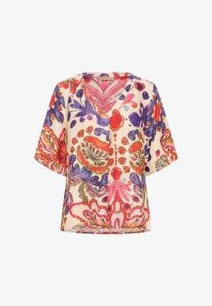 Bluză cu mânecă scurtă și imprimeu floral, cu decolteu în V. Prezintă modele vibrante în nuanțe de roșu, mov și verde pe un fundal deschis. Material ușor.