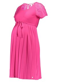 Rosa Umstandskleid mit plissiertem Rock, Spitzenärmeln und Taillengürtel zur Anpassung. Glatte Textur mit lässigem Design.