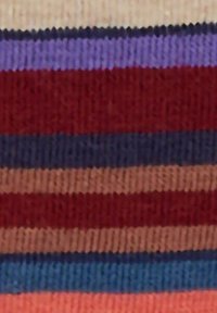 Tessuto a righe con bande orizzontali in tonalità di rosso, viola, blu, beige e corallo. La texture appare morbida e lavorata a maglia.