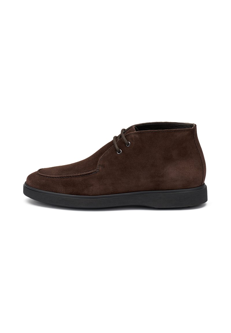 Botas de tobillo de ante marrón oscuro para hombre con suela de goma negra, cierre de cordones de dos ojales y costuras detalladas sobre fondo blanco.