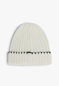 Gorro de punto de canalé blanco con puño doblado que presenta un patrón de línea punteada negra a lo largo del borde inferior. Textura suave.