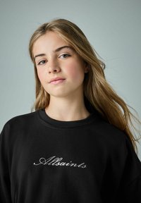 Must mustreede ümmarguse kaelusega ja pikkade varrukatega, millel on hõbedane "Allsaints" kiri kursiivis rinnal. Sile kangastekstuuri.