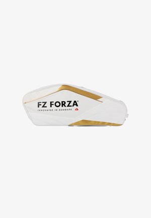 Hvid zip-up jakke med guld accenter, sorte træningsbukser og sorte sneakers med blå detaljer. Bære en hvid og guld sportstaske.