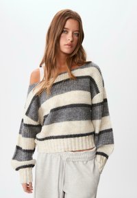 Sweter w paski z szerokimi rękawami, wykonany z delikatnego materiału, w kremowym, szarym i czarnym kolorze; krótki fason z prążkowanym wykończeniem.