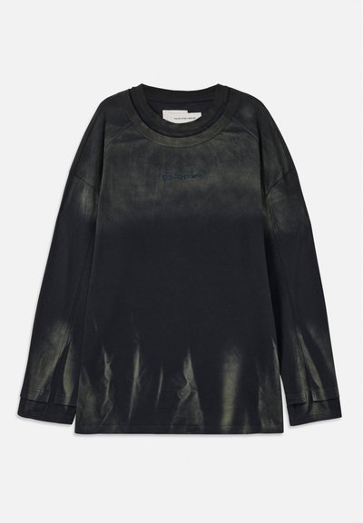 Schwarzes Langarm-T-Shirt mit einem verblassten Design, rundem Ausschnitt und blauer gestickter Schrift auf der Vorderseite. Weiches Baumwollmaterial, lockere Passform.