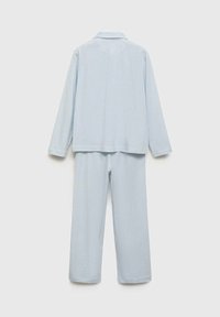 Ljusblå randig pyjamasset som har en skjortkrage, långärmad topp och matchande byxor, tillverkad av mjukt tyg med texturerad yta.