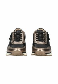 Sneakers neri e bronzo metallizzato con lacci neri e cerniere laterali, visti frontalmente su uno sfondo bianco.