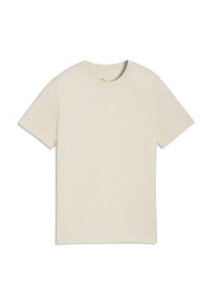 Camiseta beige de manga corta de Puma con cuello redondo y pequeño logo blanco de Puma centrado en el pecho sobre fondo blanco.
