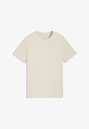 T-shirt beige à manches courtes Puma avec col rond et petit logo Puma blanc centré sur la poitrine sur fond blanc.