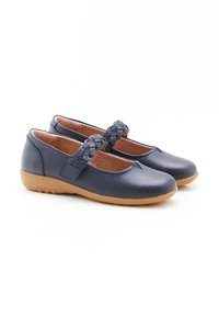 Zapatos de piel azul marino con un acabado texturizado, que cuentan con una correa trenzada y una suela de goma flexible en color marrón claro para mayor comodidad y facilidad de uso.